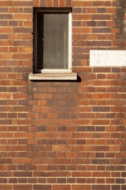 Londra 'da bir binanın tuğla cephesinde küçük bir pencere var.