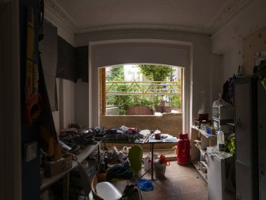 Londra, İngiltere - 27 Ekim 2013: Bir pansiyonun mutfağı, yenilenme sürecinde, çeşitli tencere ve tavalarla dolu