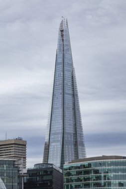 Londra, İngiltere - 15 Eylül 2013: Birleşik Krallık 'taki en yüksek bina ve gökdelen manzarası, Londra Köprüsü Kulesi, The Shard, Southwark Borough, Thames Nehri boyunca.