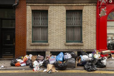 Londra, İngiltere - 22 Eylül 2013: Londra şehir merkezindeki bir caddeye toplanmamış bir sürü çöp torbası ve kutu