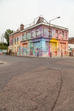 Londra, İngiltere - 24 Eylül 2013: Londra 'nın kuzeyindeki Hackney Wick bölgesinde terk edilmiş bir bina, Lord Napier