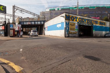 Londra, İngiltere - 24 Eylül 2013: Bethnal Green İstasyonu yakınlarındaki Three Colts Ln, Londra 'daki tren hattının yanındaki araba atölyeleri, mpt merkez lastikleri ve frenler
