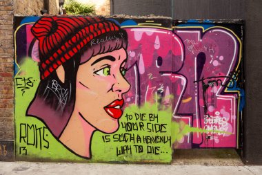 Londra, İngiltere - 24 Eylül 2013: Hoxton bölgesinde bir duvara grafiti