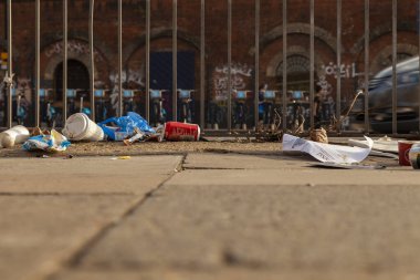 Londra, İngiltere - 24 Eylül 2013: Sokağa atılan çöp, plastik, şişe, bardak, kağıt, Hoxton bölgesi, Londra