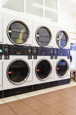 Londra, İngiltere - 27 Eylül 2013: İngiltere 'de çamaşırhane işleten ilk para makinesi Central Wash Launderette' deki kurutma makineleri Mayıs 1949 'da 184 Queensway, Londra' da açıldı.