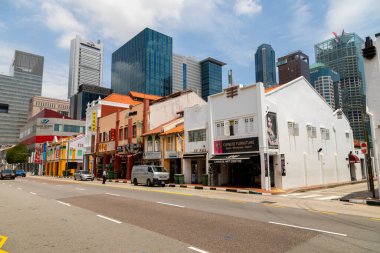 Singapur - 23 Ekim 2019: Klasik binaların cephelerine ve Güney Köprüsü Bulvarı, Singapur 'daki gökdelenlere bakmak