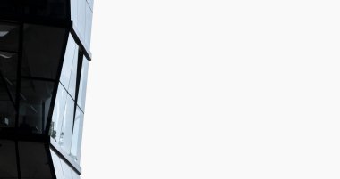 Düzensiz geometrik şekilleri olan, beyaz arka planda kopyalama alanı olan avangard ofis binası.