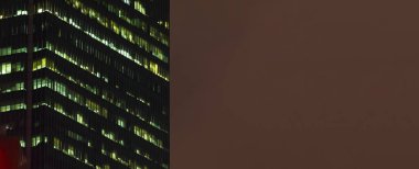 Çelik ve cam gökdelen binaları geceleri aydınlatılıyor, evleri ve ofisleri, kopyalama alanı ile.