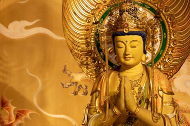 Singapur 'daki bir Budist tapınağında altın Buda figürü.