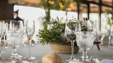 Bir düğünde verilen yemek sırasında, bir restoranda gözlüklü ve süslemeli masa, İspanya