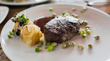 Haşlanmış patatesli sığır filetosu, sotelenmiş kuşkonmaz ve küçük fasulye.