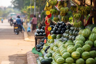 Pakse, Laos 'ta karpuz ve muz gibi meyve ve sebze satan bir sokak tezgahı.