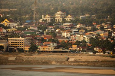 Wat Phousalao Tapınağı 'ndan Mekong Nehri kıyısındaki Pakse manzarası.