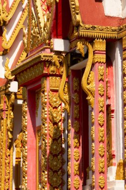 Pakse, Laos 'taki Wat Luang Tapınağı' nın altın dekoratif ve sanatsal unsurlarının ayrıntıları.