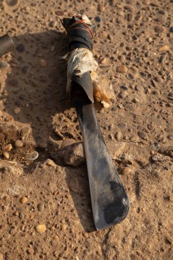 Eski bir pala yıpranmış ama Pakse 'deki Bai Don pazarında yaşlı bir adam tarafından yeni keskinleştirilmiş.