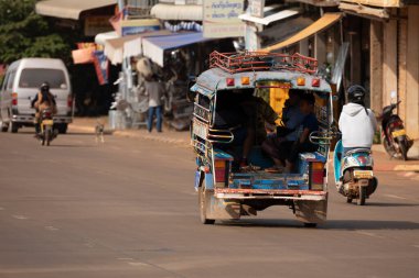 Pakse, Laos - 4 Aralık 2019: Pakse, Champasak, Laos 'un merkez bölgesinde, 38. yolda toplu taşıma çalışmaları