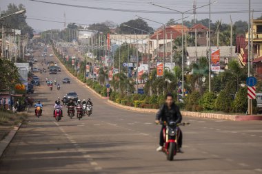Pakse, Laos - 4 Aralık 2019: 38. yol, Pakse, Champasak, Laos 'ta normal motosiklet ve araç trafiği olan çok şeritli bir cadde.