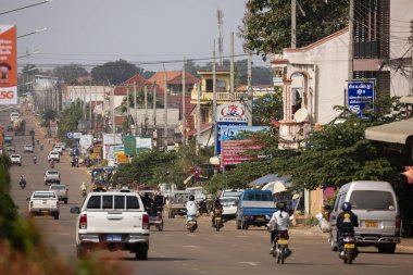 Pakse, Laos - 4 Aralık 2019: 38. yol, Pakse, Champasak, Laos 'ta normal motosiklet ve araç trafiği olan çok şeritli bir cadde.