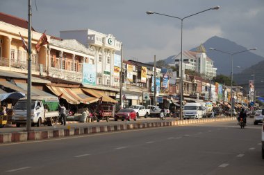 Pakse, Laos - 4 Aralık 2019: Pkase, Laos 'un merkezinde tipik dükkanları ve binalarıyla kalabalık 38. yol manzarası