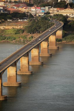 Pakse, Laos - 4 Aralık 2019: Pakse 'deki Mekong Nehri' nden geçen Laos-Nippon köprüsünün görüntüsü, 1380 metre uzunluğundaki köprü Japon hükümetinin hibesiyle yapıldı.