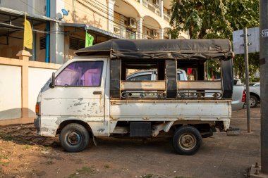 Pakse, Laos - 5 Aralık 2019 Kazınmış ve biraz paslanmış yaşlı bir insan taşıyan minibüs, Laos, Pakse 'de bir caddeye park edilmiş.
