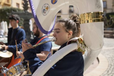 Borja, İspanya - 26 Nisan. 2025: Charanga Carajillo, VIAE el sanatları festivali sırasında İspanya 'nın Zaragoza kentinde düzenlenen Borja şenlikleri için müzik sahnesi hazırlıyor.