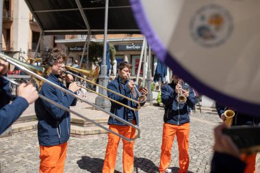 Borja, İspanya - 26 Nisan. 2025: Charanga Carajillo, VIAE el sanatları festivali sırasında İspanya 'nın Zaragoza kentinde düzenlenen Borja şenlikleri için müzik sahnesi hazırlıyor.