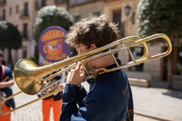 Borja, İspanya - 26 Nisan. 2025: Charanga Carajillo, VIAE el sanatları festivali sırasında İspanya 'nın Zaragoza kentinde düzenlenen Borja şenlikleri için müzik sahnesi hazırlıyor.