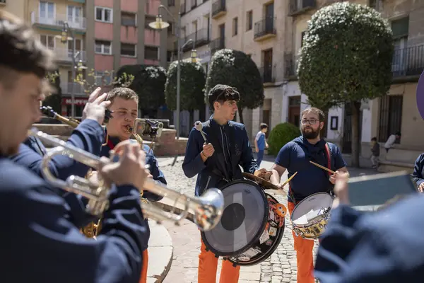 Borja, İspanya - 26 Nisan. 2025: Charanga Carajillo, VIAE el sanatları festivali sırasında İspanya 'nın Zaragoza kentinde düzenlenen Borja şenlikleri için müzik sahnesi hazırlıyor.
