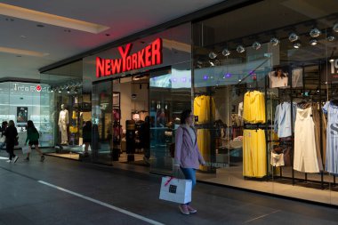 Zaragoza, İspanya - 30 Nisan 2025: Venedik Limanı 'ndaki New Yorker giyim ve moda mağazası