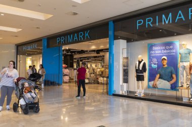 Zaragoza, İspanya - 30 Nisan 2025: Puerto Venecia alışveriş merkezindeki ilk ucuz giyim mağazası