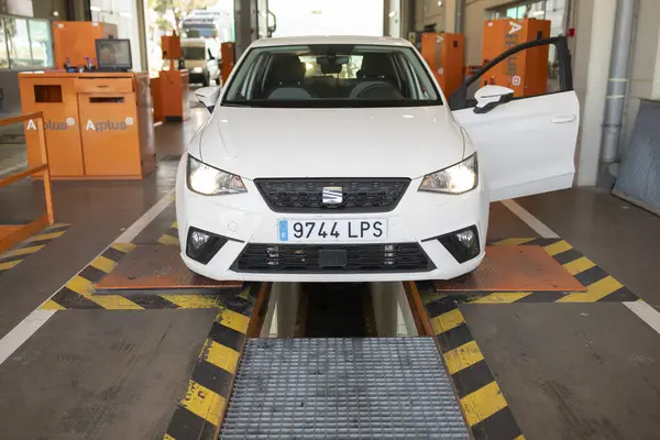 Gallur, İspanya - 05 Mayıs 2025: Zaragoza 'nın Gallur kentindeki ITV merkezinde bir aracın alt gövde, motor, direksiyon vb.