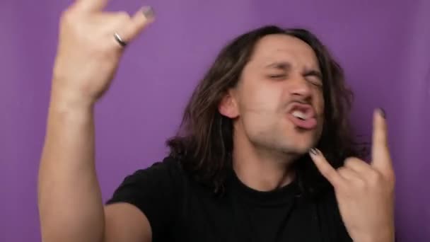 Genç Yakışıklı Serseri Uzun Saçlarını Sallıyor Keçi Işaretini Gösteriyor Genç — Stok video