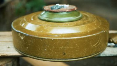 Anti-tank mayını TM-62, yakın plan. Etkisiz hale getirilmiş tanksavar mayını..