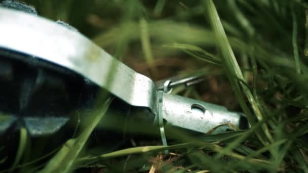 一枚手榴弹落在草地上 一枚隐蔽的杀伤人员地雷被伪装在草地上 高质量的4K镜头 — 图库视频影像