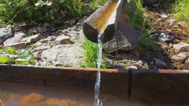 Czysta Woda Górska Spływa Drewnianym Zsypie Drewniany Spadochron Którego Wpada — Wideo stockowe