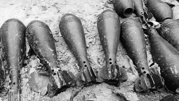 迫击炮炮弹躺在地上 各种口径的迫击炮炮弹落在沙滩上 优质Fullhd影片 — 图库视频影像