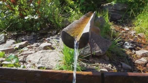 Sauberes Gebirgswasser Fließt Eine Holzrutsche Hinunter Eine Hölzerne Rutsche Die — Stockvideo