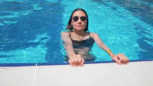 Ein Junges Attraktives Mädchen Sonnt Sich Beckenrand Ein Junges Millennialmädchen — Stockvideo