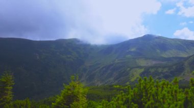 Görkemli dağların manzarası. Dağ sırasının güzel manzarası. Yüksek kalite 4k görüntü