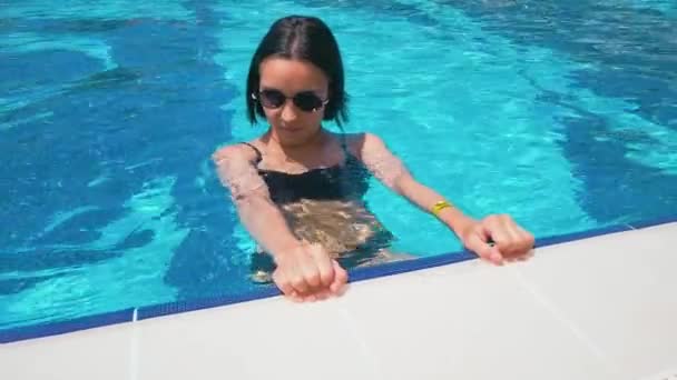 Genç Çekici Bir Kız Havuzun Kenarında Güneşleniyor Genç Bir Milenyum — Stok video