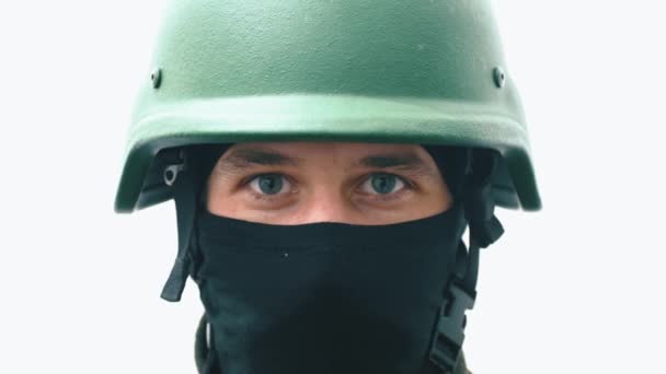 Feche Rosto Soldado Ucraniano Usando Capacete Verde Balaclava Imagens Alta — Vídeo de Stock