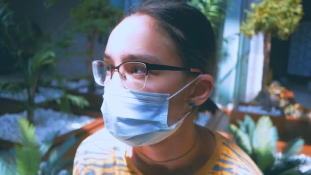 Uma Menina Atraente Senta Uma Máscara Protetora Lobby Hospital Imagens — Vídeo de Stock