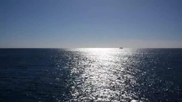 Piękny Widok Morze Skaliste Wybrzeże Wspaniały Pejzaż Morski Skał Falujących — Wideo stockowe