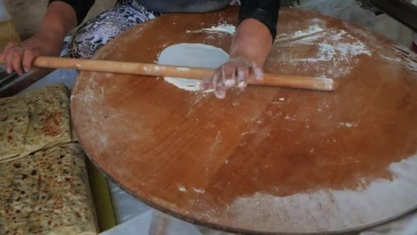 Gospodyni Domowa Wyciąga Forsę Piecze Ciasto Wysokiej Jakości Materiał — Wideo stockowe