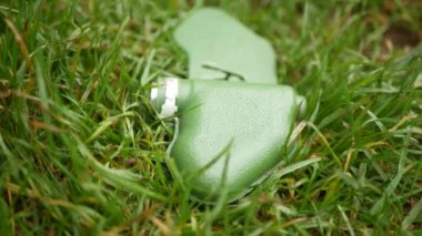 Bir Mon 50 anti-personel mayını ahşap bir çitin yanında savaş pozisyonunda duruyor. Yüksek kalite 4k görüntü