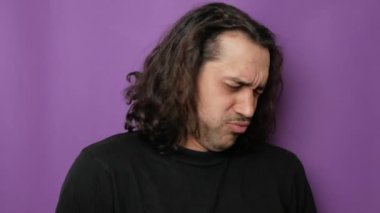Genç yakışıklı bir adam hayır der ve başını sağa sola sallar. Yüksek kalite 4k görüntü