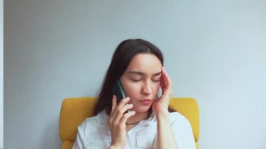 Genç ve çekici bir kız erkek arkadaşıyla cep telefonunda konuşuyor. Yüksek kaliteli FullHD görüntüler