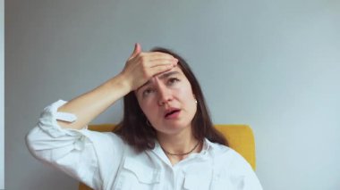  Genç ve çekici bir kız baş ağrısından muzdarip. Yüksek kaliteli FullHD görüntüler