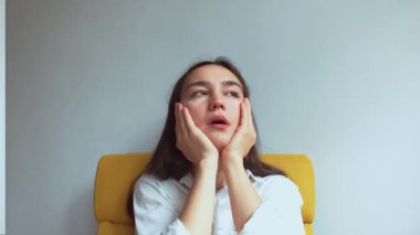  Genç ve çekici bir kız baş ağrısından muzdarip. Yüksek kaliteli FullHD görüntüler